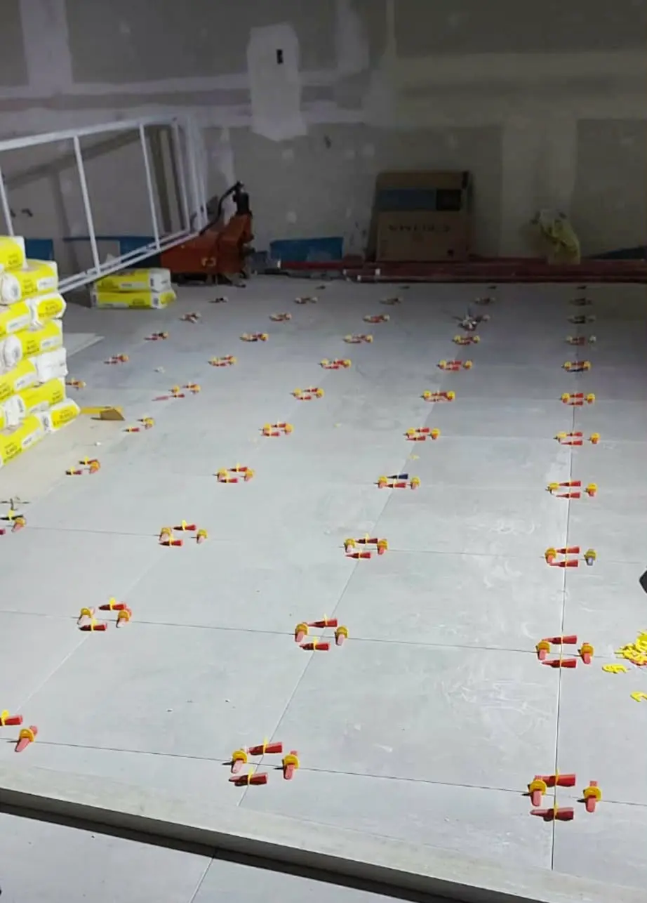 Colocacion de piso de mayolica en habitacion - Servicio de Cerámica y Porcelanato en Lima
