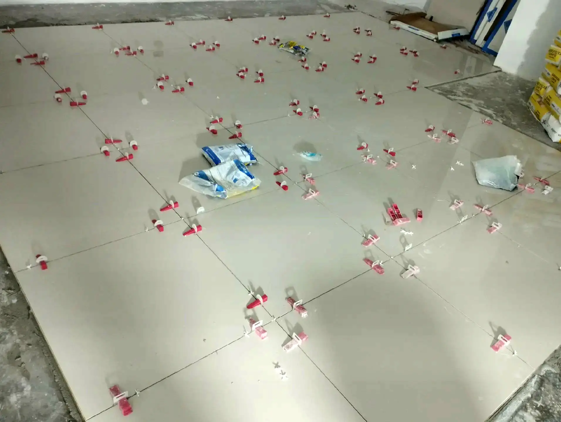 Colocacion de porcelanato gris con niveladores