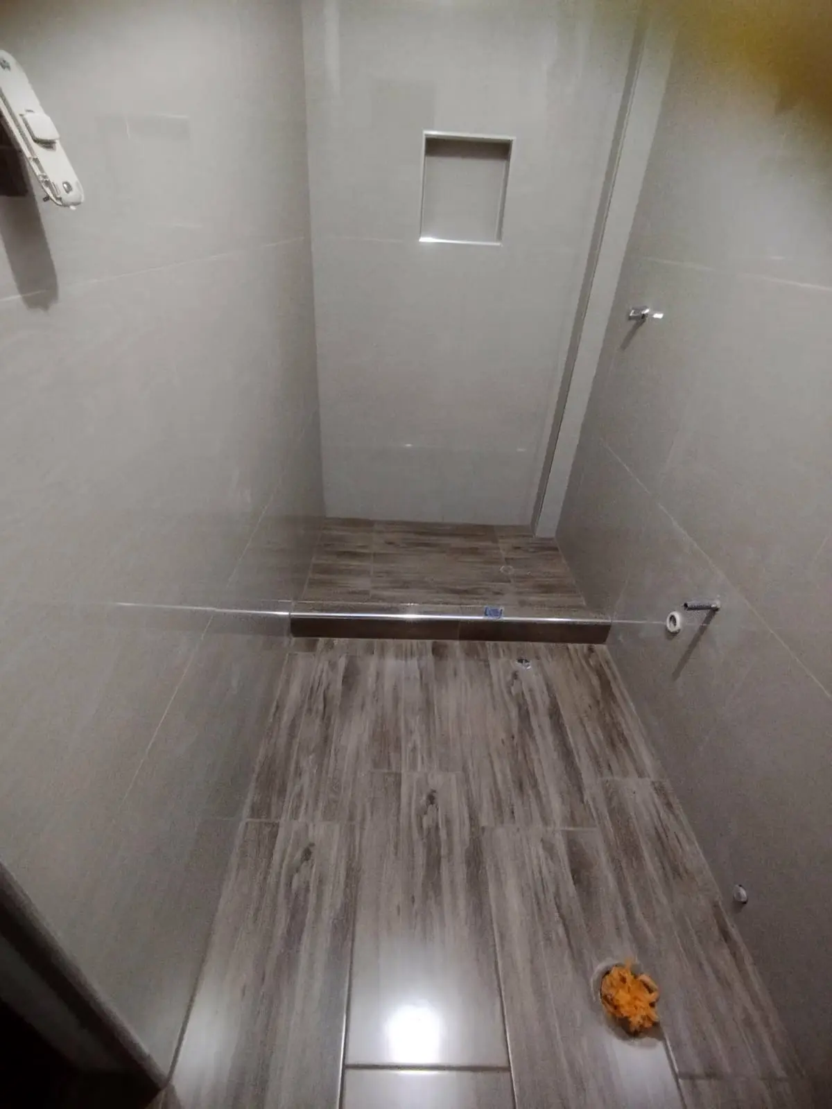 Ducha moderna con piso tipo madera y mayolica