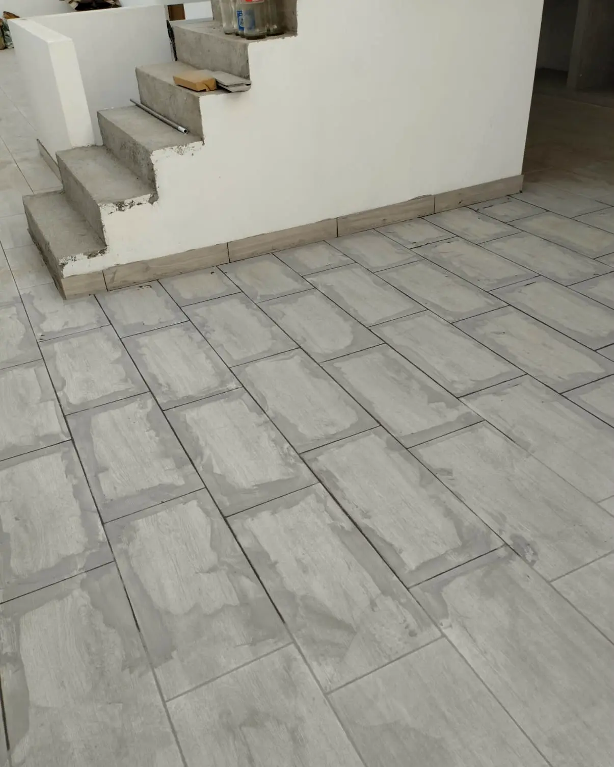 Escalera revestida con pasos de mayolica gris