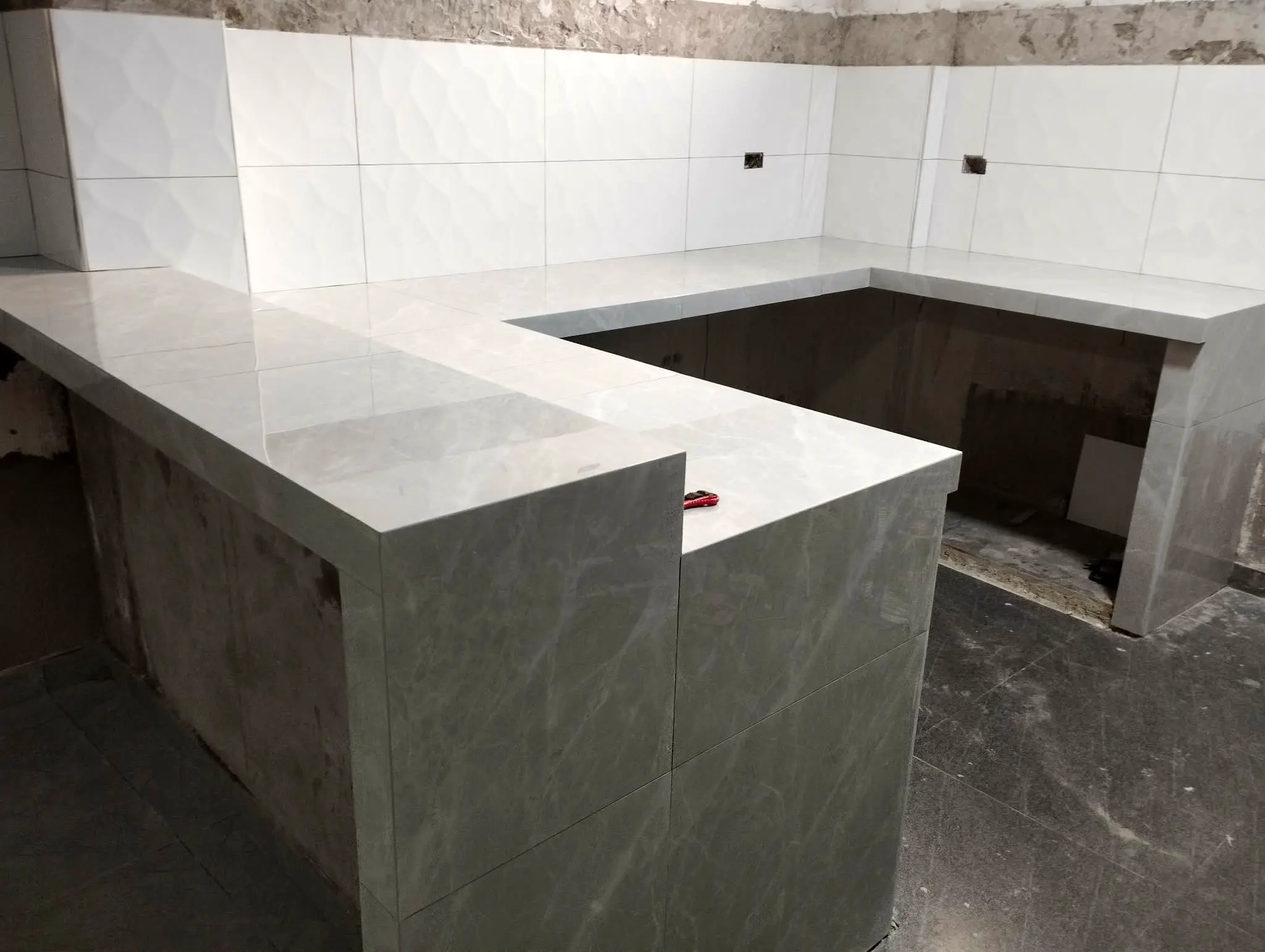 Isla de cocina enchapada con porcelanato gris