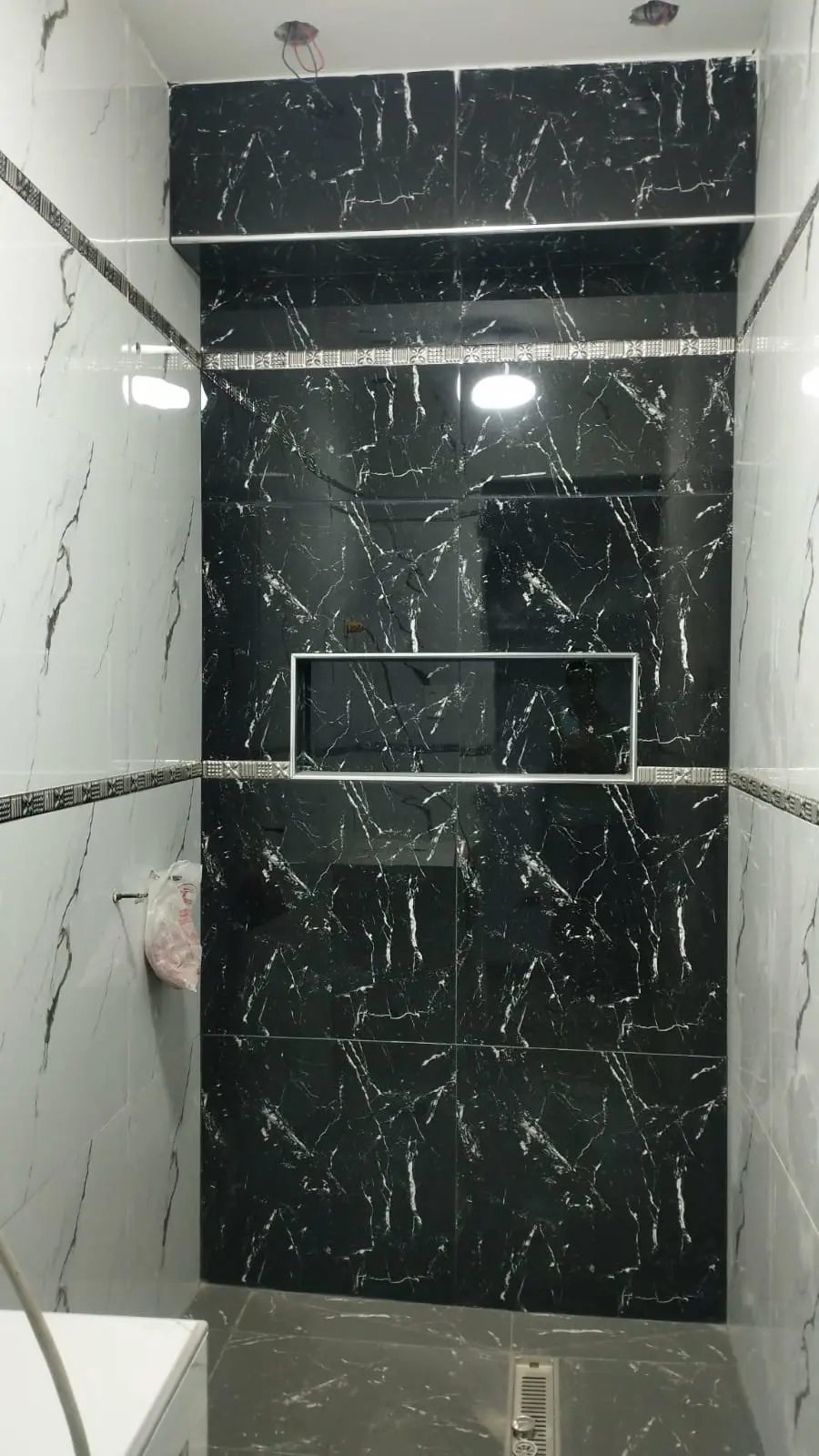 Pared de ducha enchapada con porcelanato negro