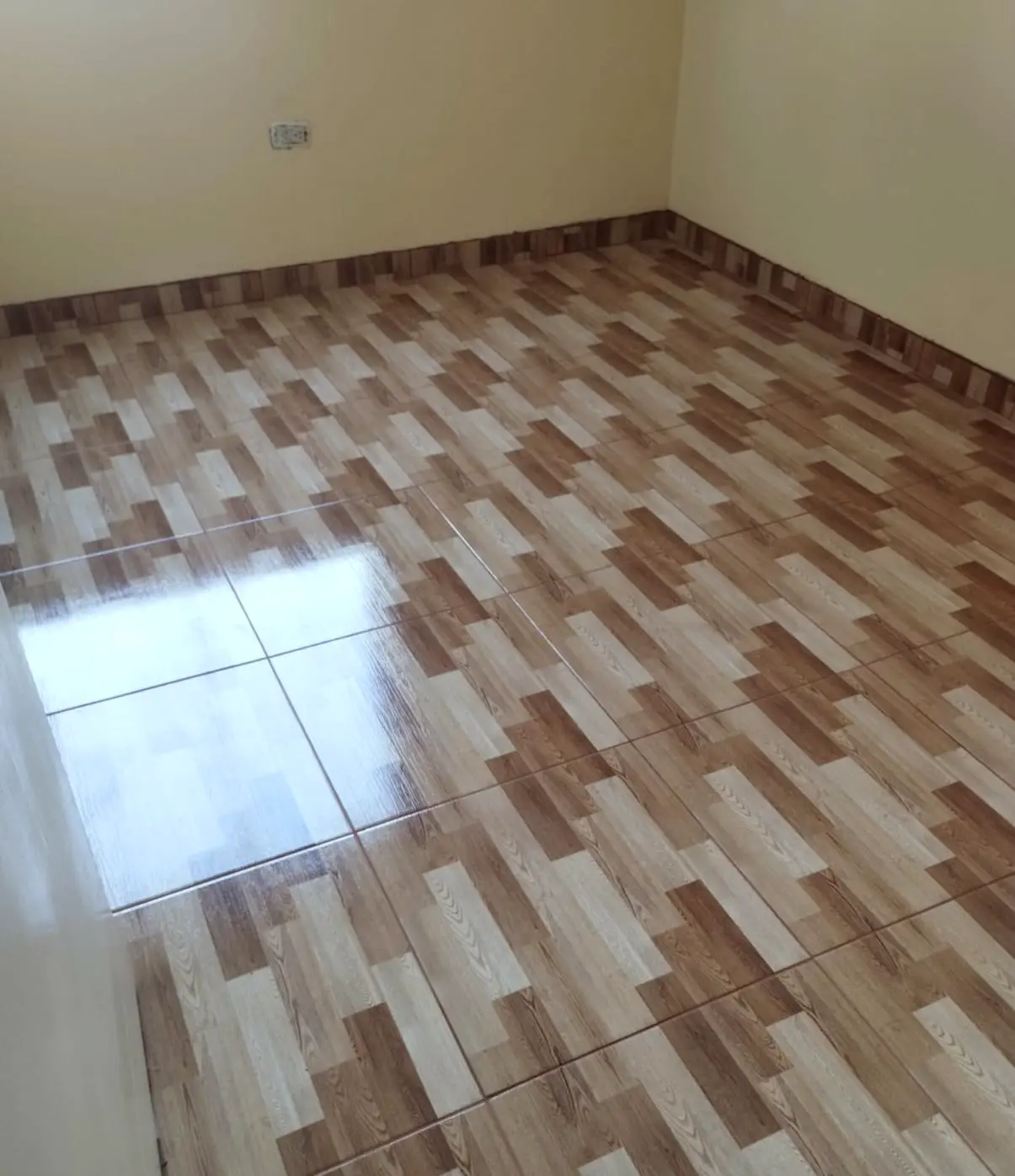 Piso de mayolica tipo madera en sala