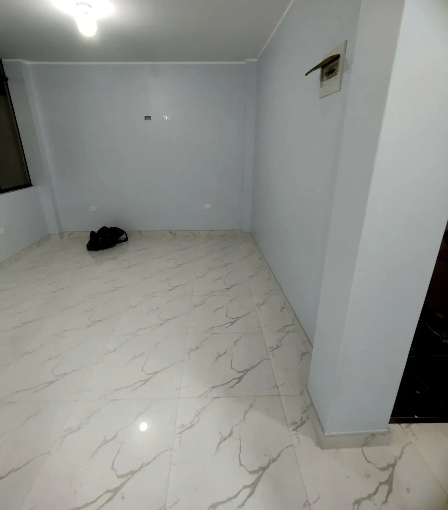 Piso de porcelanato brillante instalado