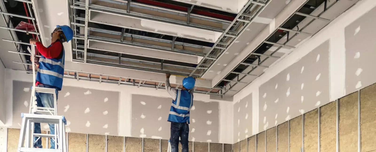 Instalación profesional de drywall en Lima - Trabajadores montando cielo raso