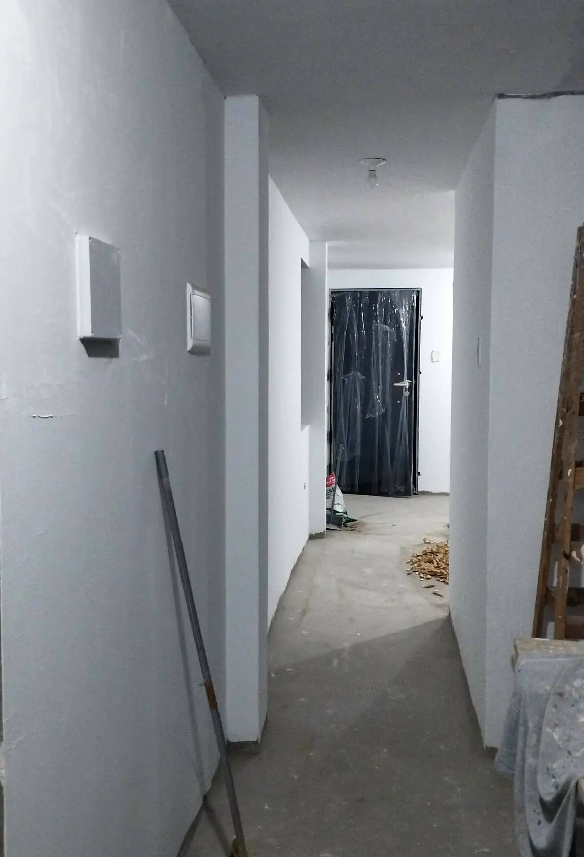 Acabado de pintura blanca en pasillo interno
