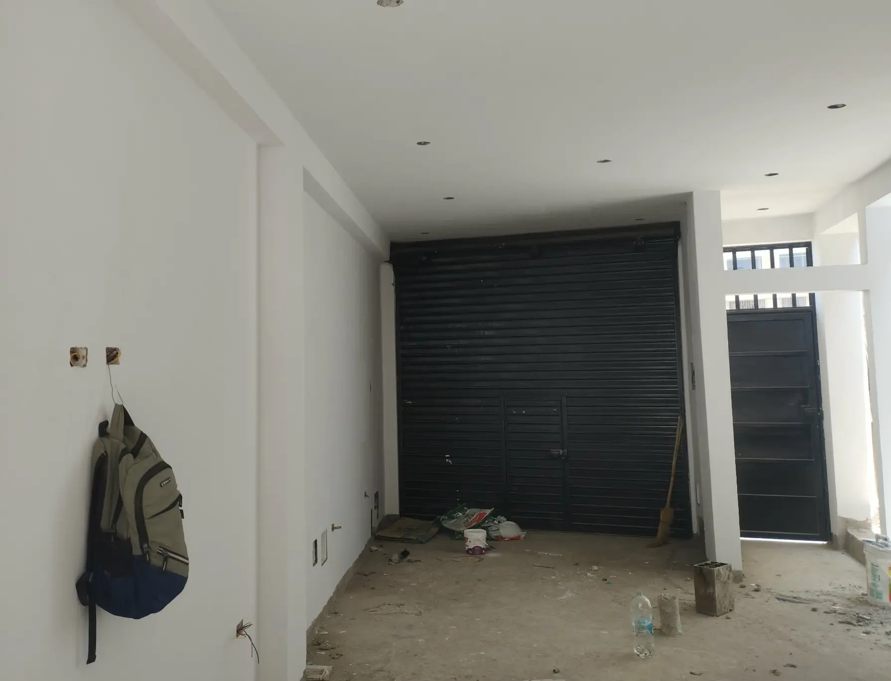 Acabado de pintura en local comercial