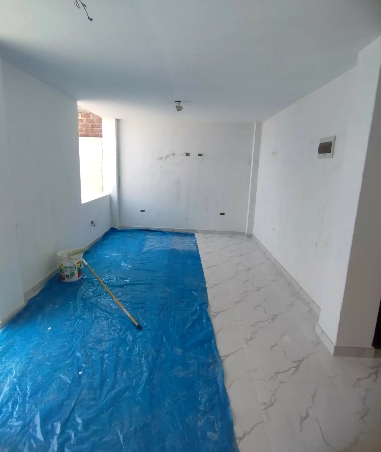 Preparacion de sala para trabajo de pintura