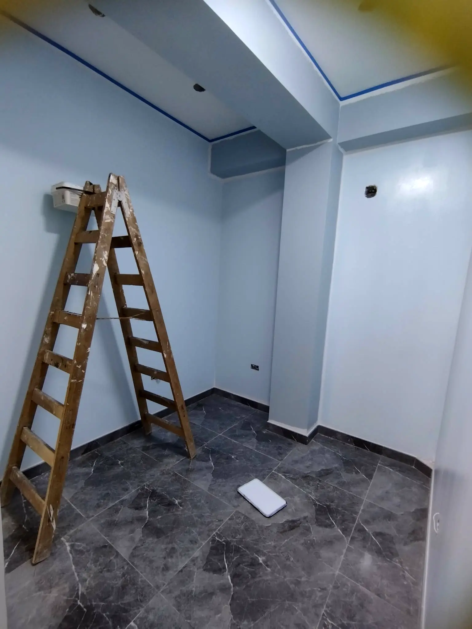 Trabajos de pintura y acabados en habitacion