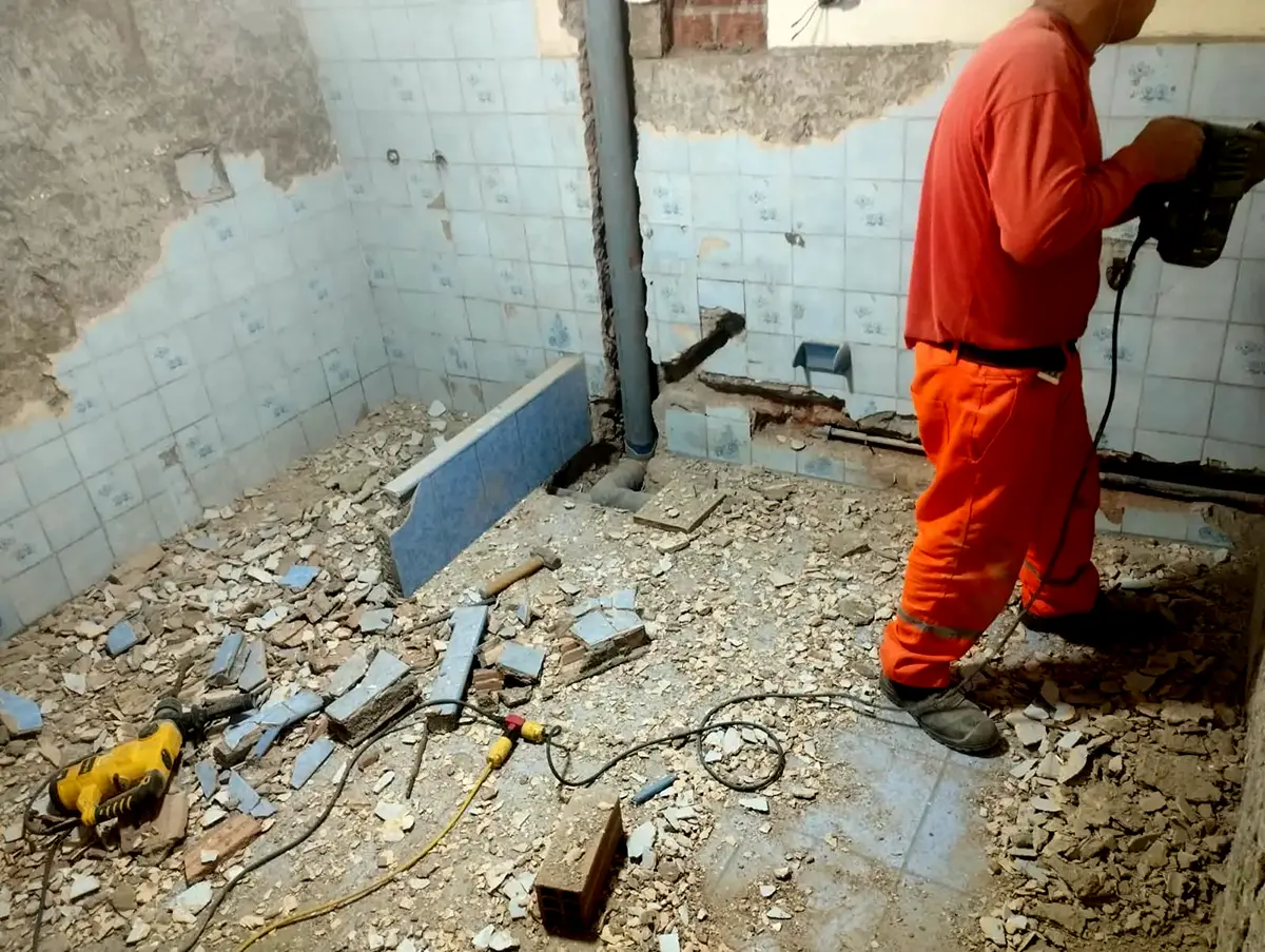 Instalacion de tuberias de agua en bano