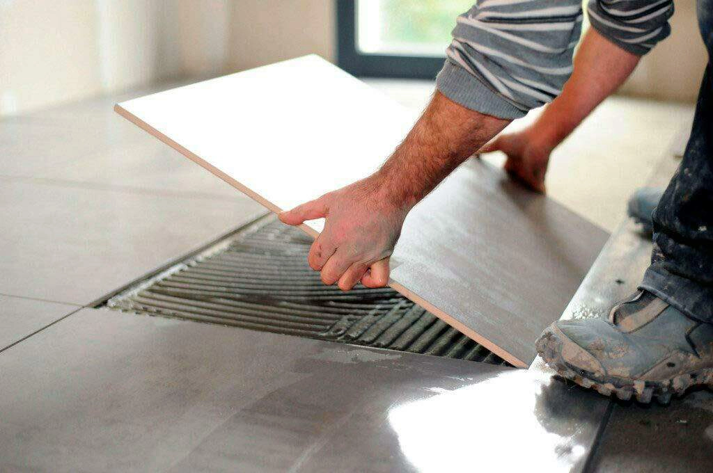 Instalación profesional de cerámica y porcelanato en baño Lima