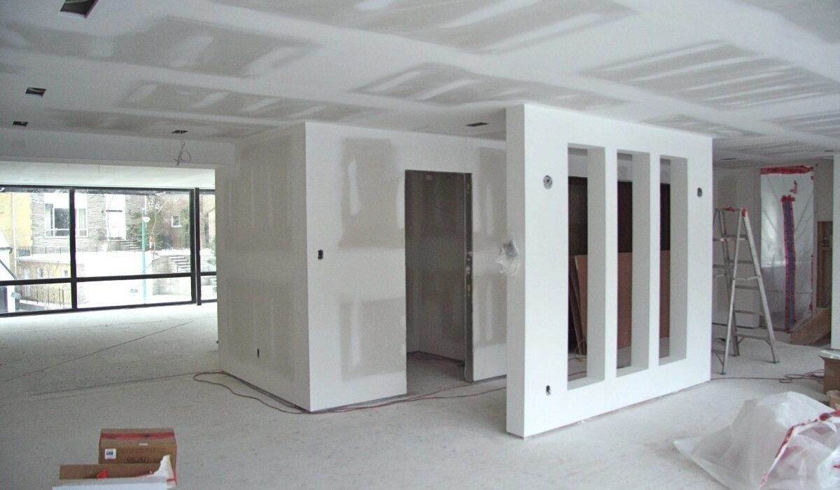 Trabajador instalando drywall - Servicio de construcción en drywall Lima
