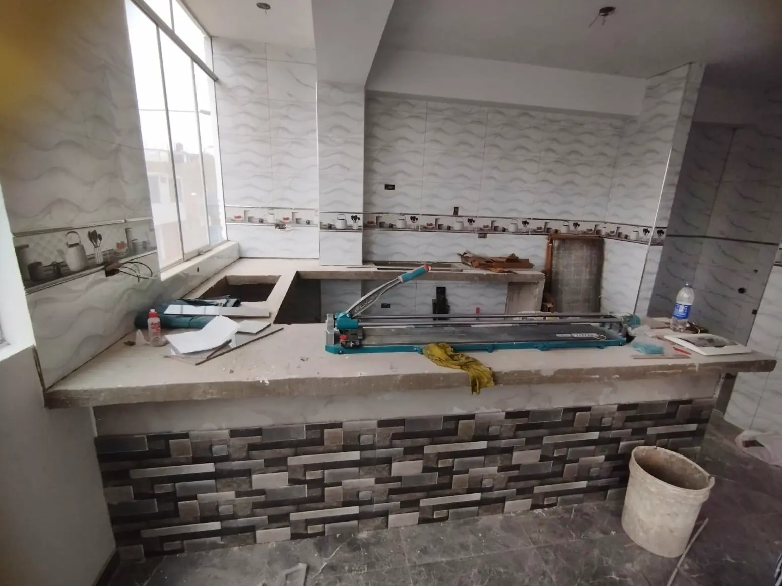 Barra de cocina en construccion con concreto