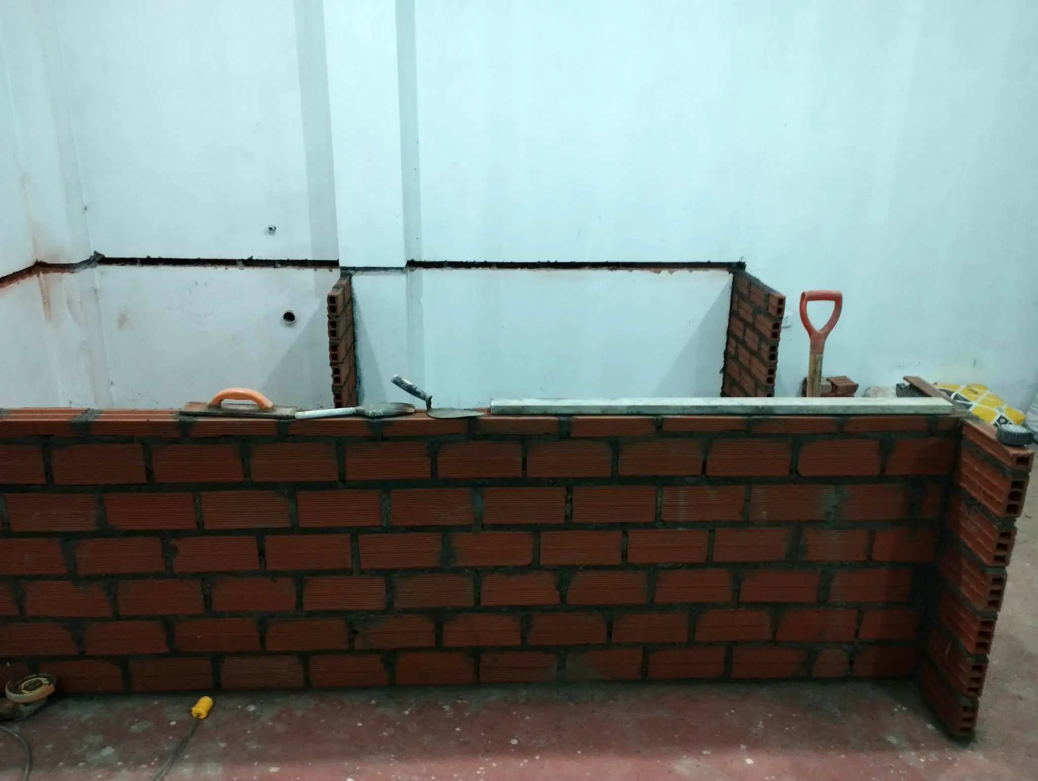 Construccion de pared de ladrillo caravista