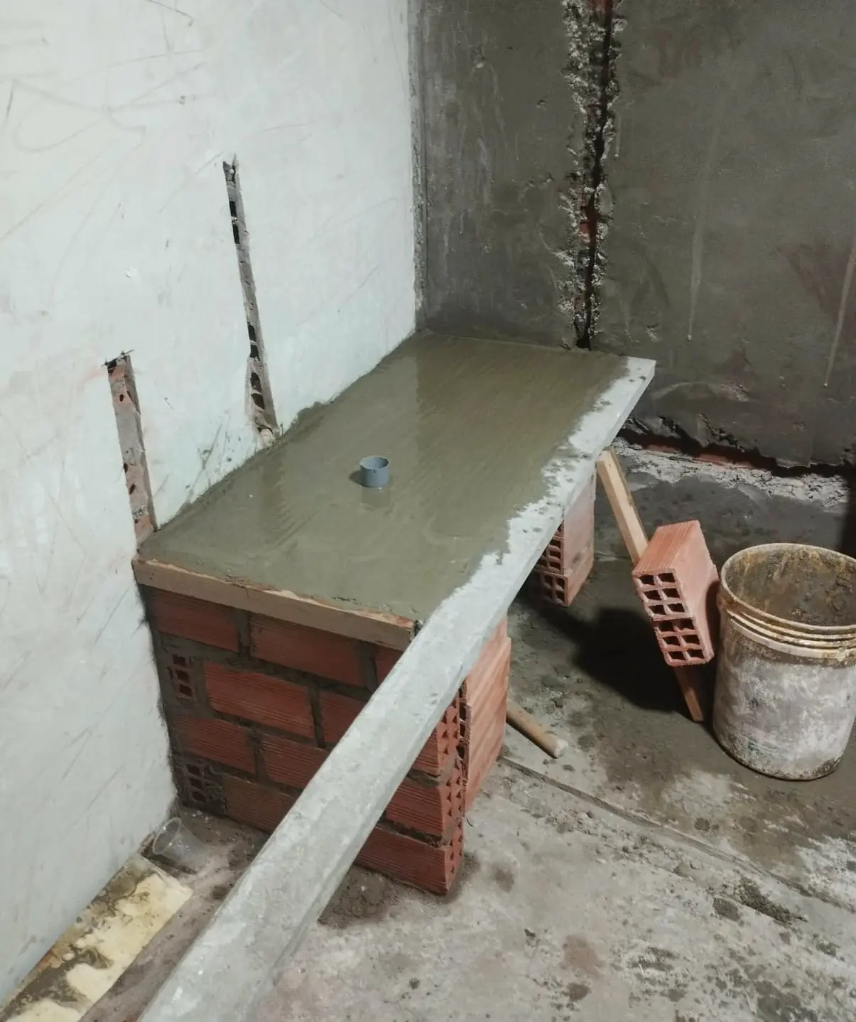 Vaciado de concreto para barra de cocina