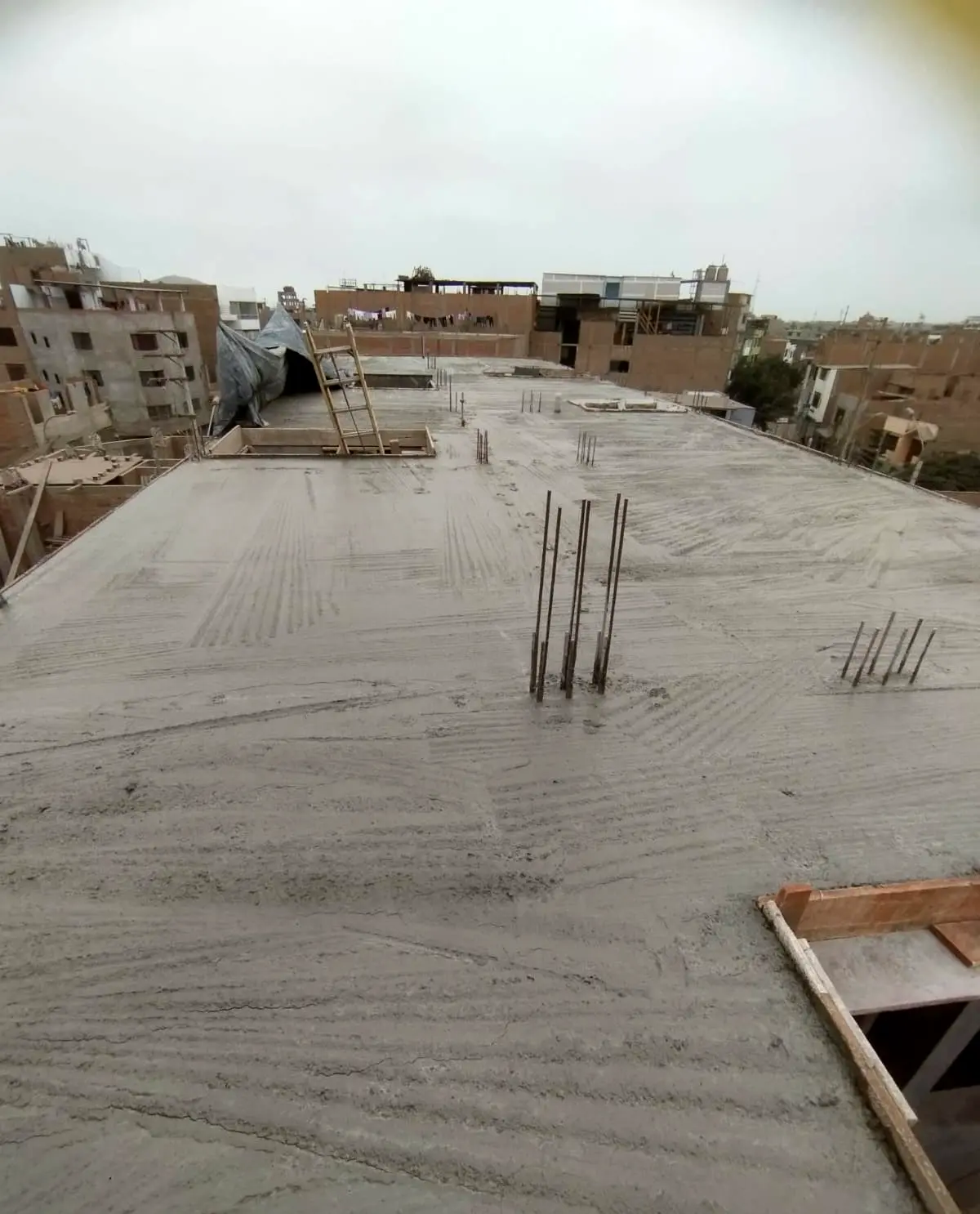 Vaciado de techo con mezcla de concreto